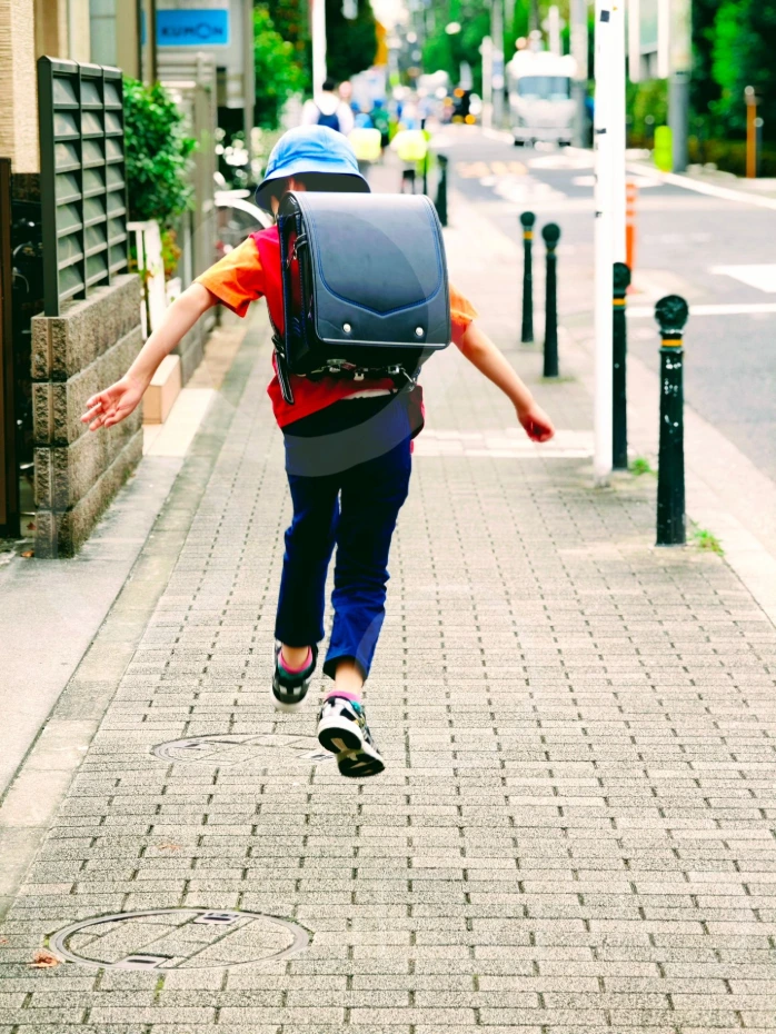 Après l'école, la liberté ou Le bond d'un petit bob bleu * Tokyo, Japon (e-photo) EN
